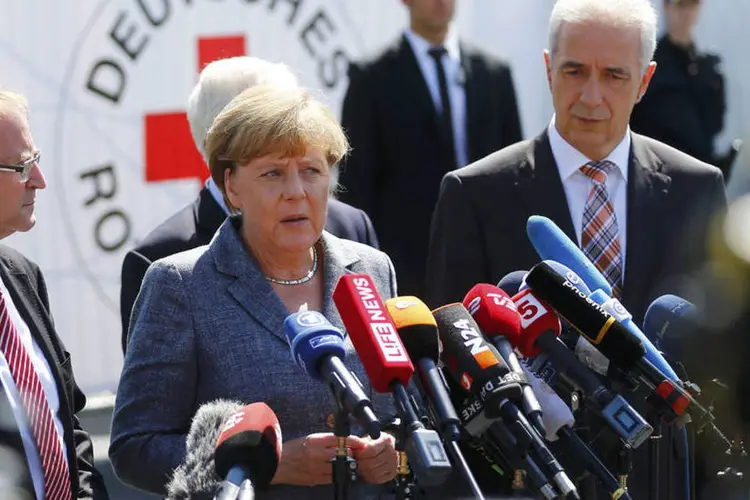 
	Merkel visita centro de refugiados atacado em Heidenau: autoridades proibiram qualquer concentra&ccedil;&atilde;o p&uacute;blica e qualquer manifesta&ccedil;&atilde;o na cidade
 (Reuters / Axel Schmidt)