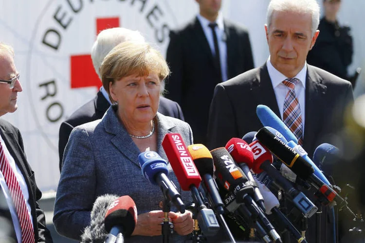 
	Merkel ap&oacute;s visita centro de refugiados na Alemanha: incidentes violentos em torno dos centros de amparo de peticion&aacute;rios de asilo est&atilde;o se multiplicando nas &uacute;ltimas semanas
 (Reuters / Axel Schmidt)