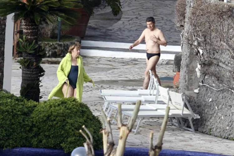 Angela Merkel e seu marido em férias na Itália: Merkel e seu marido costumam preservar sua família da vida pública e aparecem juntos em poucas ocasiões. (REUTERS/Ciro De Luca)