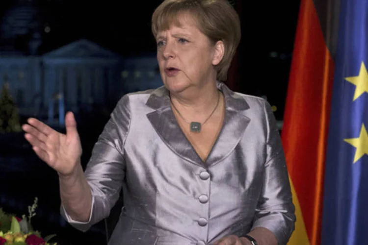 
	Chanceler alem&atilde; antes de gravar seu discuso de ano novo: Merkel pediu para que os alem&atilde;es sejam mais pacientes, embora a crise j&aacute; se arraste por tr&ecirc;s anos
 (John Macdougall/Reuters)