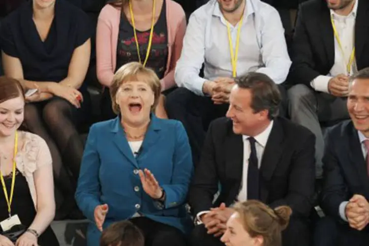 Angela Merkel, David Cameron (primeiro ministro inglês) e Jens Stoltenberg (primeiro ministro da Noruega) encontram-se com estudantes (Getty Images)