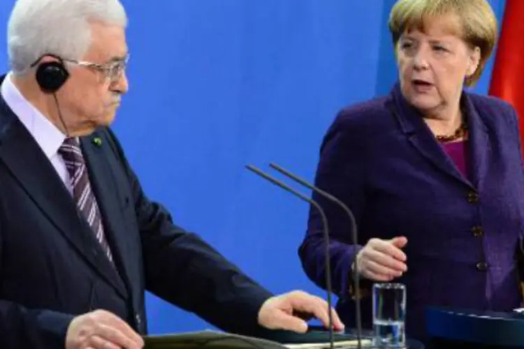
	Merkel e Abbas:&nbsp;chanceler alem&atilde;&nbsp;aproveitou encontro com Abbas para lembrar o compromisso da Alemanha&nbsp;a favor das negocia&ccedil;&otilde;es de paz e de uma &quot;solu&ccedil;&atilde;o de dois Estados&quot;
 (AFP)