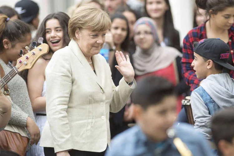 
	Chanceler alem&atilde;, Angela Merkel, visita escola em Berlim: pesquisas indicam que o esc&acirc;ndalo est&aacute; come&ccedil;ando a prejudicar a popularidade
 (REUTERS/Maurizio Gambarini/Pool)