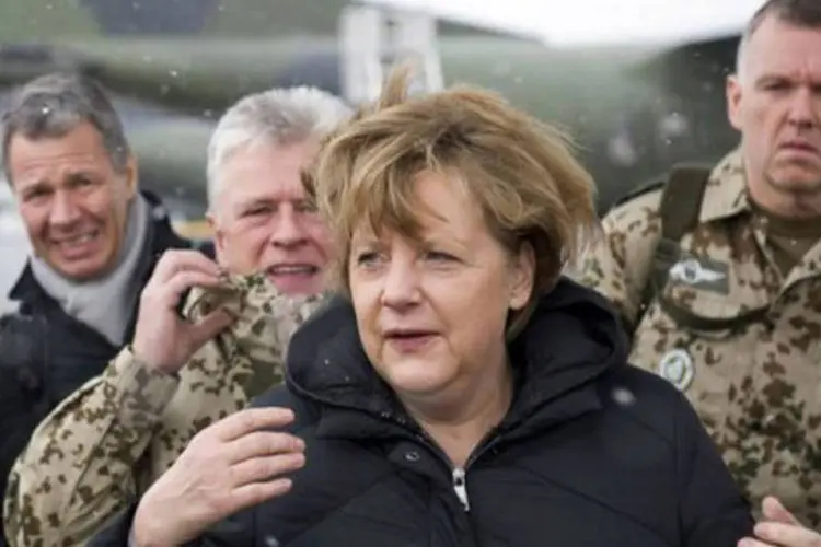 Merkel desembarcou nesta segunda-feira no Afeganistão para uma visita surpresa às tropas do país em Masar-i-Sharif
 (Steffen Kugler/AFP)