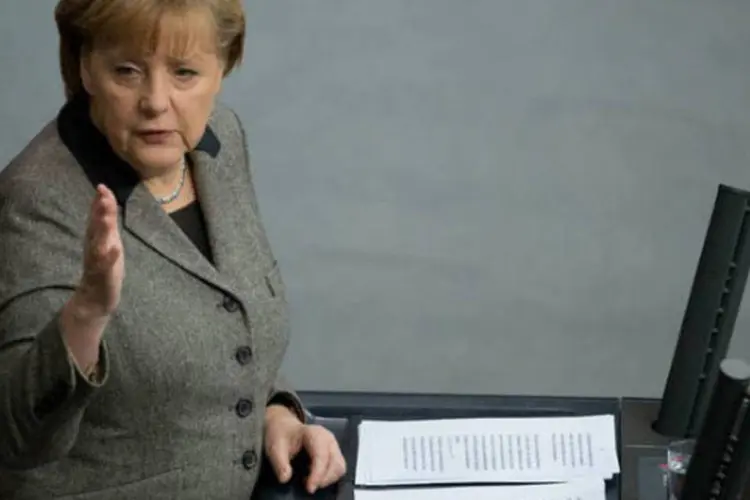 
	A chanceler alem&atilde; Angela Merkel: &quot;As decis&otilde;es ser&atilde;o tomadas nos pr&oacute;ximos meses para promover a uni&atilde;o econ&ocirc;mica e monet&aacute;ria&quot;, disse Merkel.
 (AFP/Johannes Eisele)