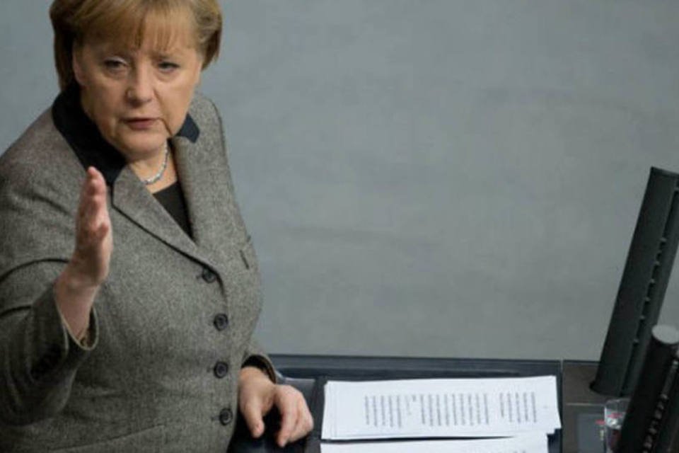 Merkel anuncia para maio propostas para união monetária