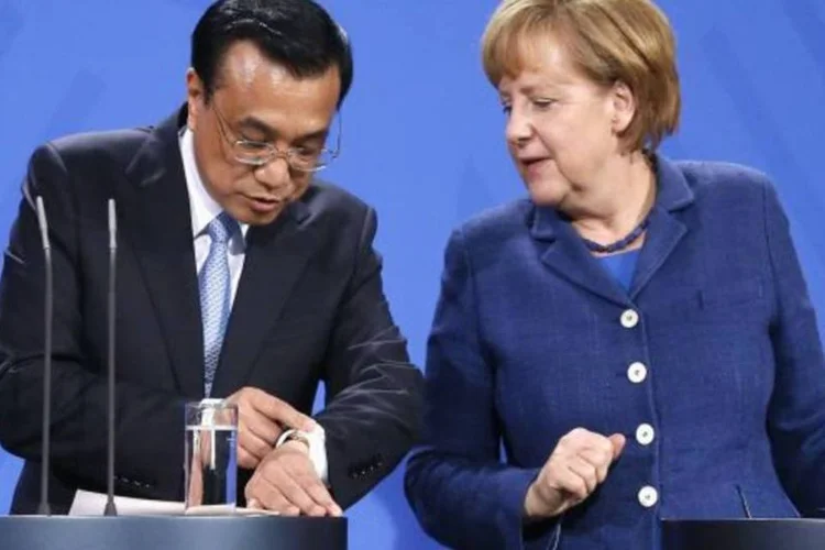 Keqiang e Merkel: Li afirmou que a China tem oferecido sua ajuda durante a crise da zona do euro (Reuters)