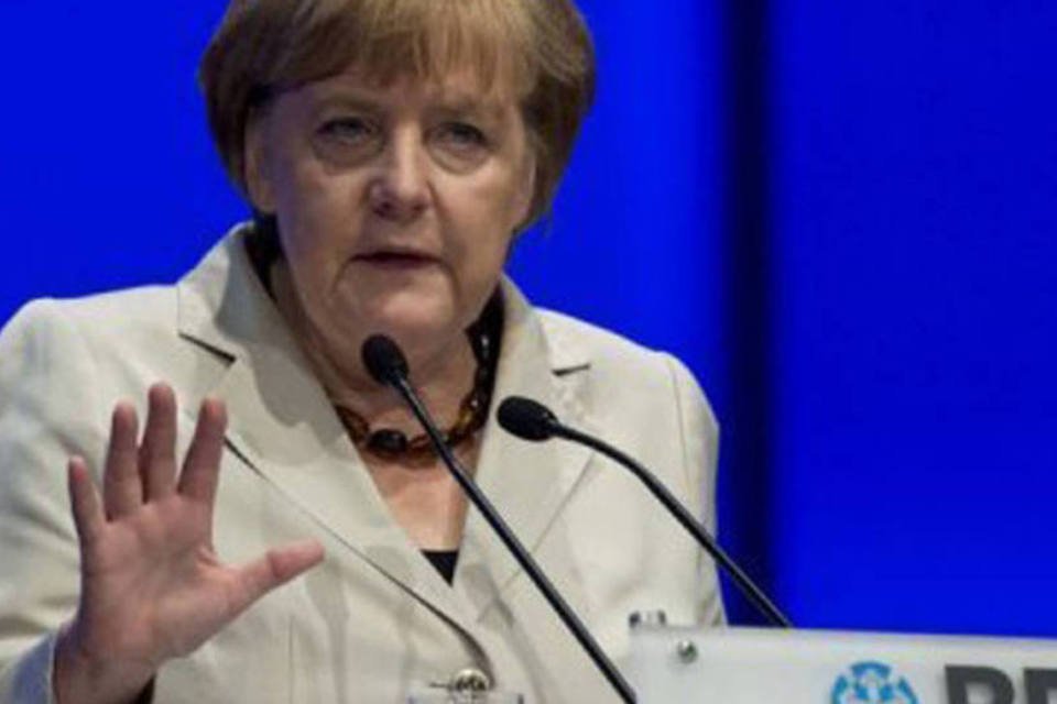Merkel defende Grécia no euro em meio a protestos