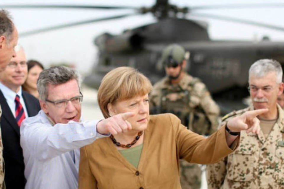Merkel visita de surpresa às tropas alemãs no Afeganistão