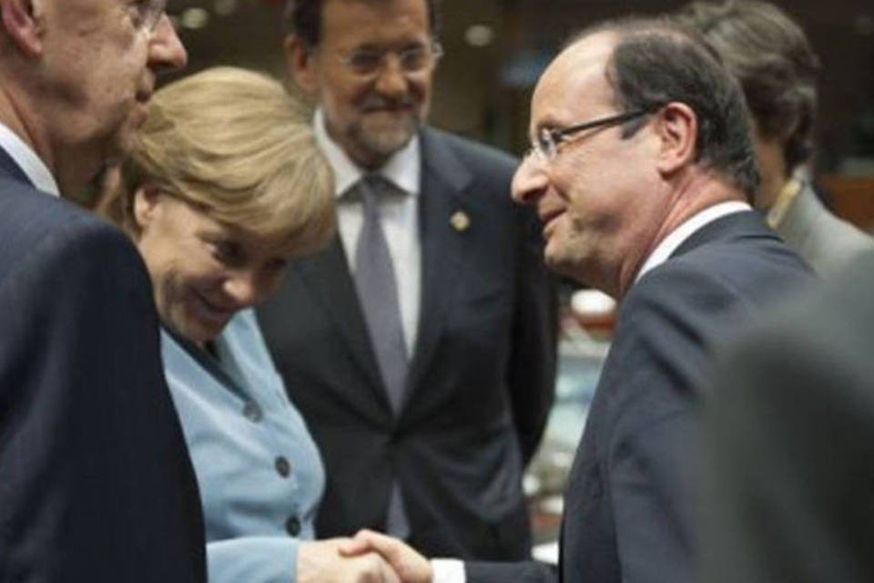 Merkel e Hollande pressionam Grécia a cumprir compromissos