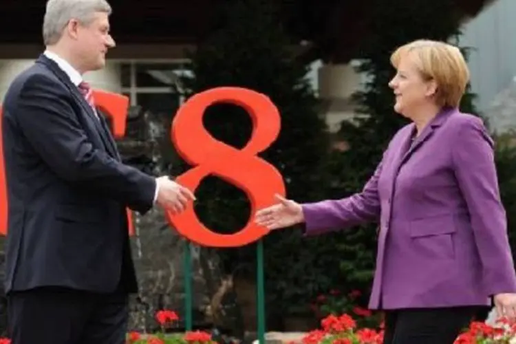 Merkel é recebida pelo premier canadense Stephen Harper para a reunião do G8 (Eric Feferberg/AFP)