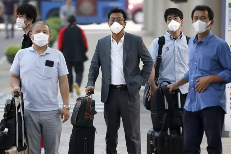 
	Passageiros no aeroporto de Seul utilizam m&aacute;scara para se proteger do coronav&iacute;rus: A doen&ccedil;a j&aacute; deixou mais de 20 mortos na Coreia do Sul
 (REUTERS/Kim Hong-Ji)