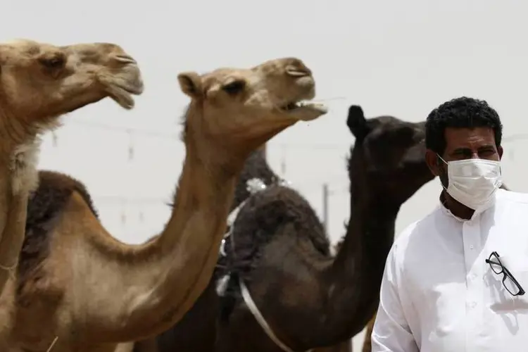 
	Homem vestindo uma m&aacute;scara em um mercado na vila de al-Thamama, na Ar&aacute;bia Saudita
 (Faisal Al Nasser/Reuters)