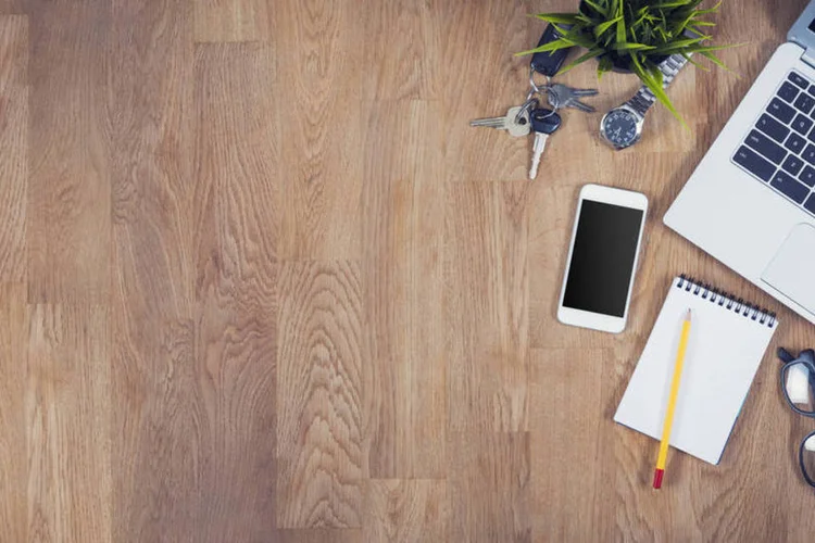 
	Mesa de trabalho: Im&oacute;veis e carros devem sempre ser declarados, independentemente do valor
 (Thinkstock/mactrunk)