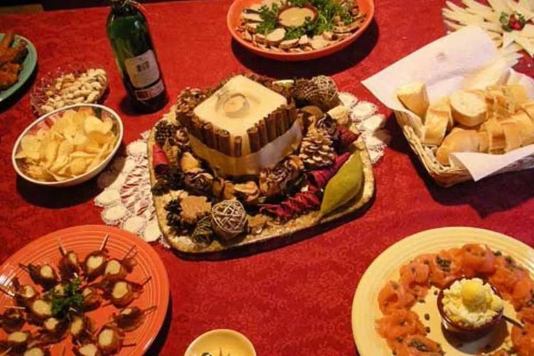 Mesa posta com diversos tipos de comida repletas de mitos e verdades sobre seu consumo (Flickr (Daniel Lobo))