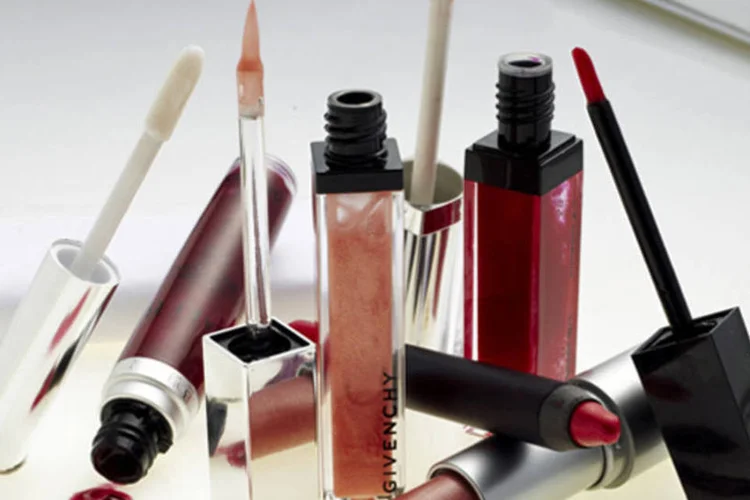 
	Mesa de maquiagem com v&aacute;rias marcas de cosm&eacute;ticos:&nbsp;&quot;quando se est&aacute; h&aacute; 12 horas na C&acirc;mara e depois &eacute; preciso aparecer na televis&atilde;o, &eacute; necess&aacute;rio maquiagem&quot;, afirmou deputada
 (Vitor Pickersgill/Manequim/Dedoc/Reprodução)