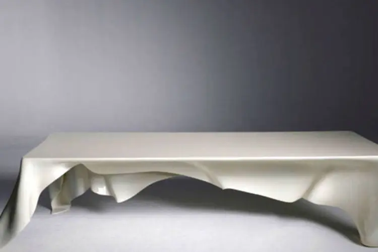 Estrutura do móvel é espécie de toalha de mesa em movimento e que dá a sensação de que a mesa não existe (Graft Lab)