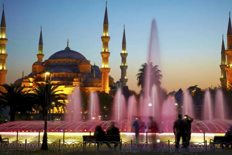 
	Mesquita Azul, em Istambul, na Turquia: 73% da popula&ccedil;&atilde;o do pa&iacute;s enxerga o Estado Isl&acirc;mico e suas atividades com desd&eacute;m
 (Thinkstock/silverjohn)