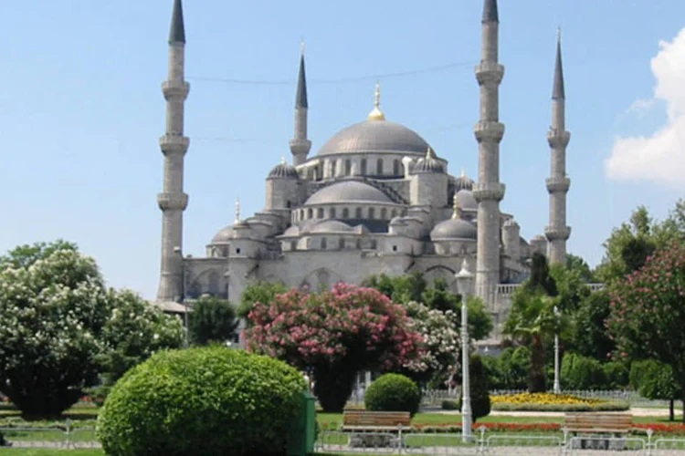 Mesquita Azul, um dos muitos encantos da cidade que já foi conhecida como Constantinopla: o turismo é apenas um dos motores da economia turca (Recep Bulat/Stock.Xchange)