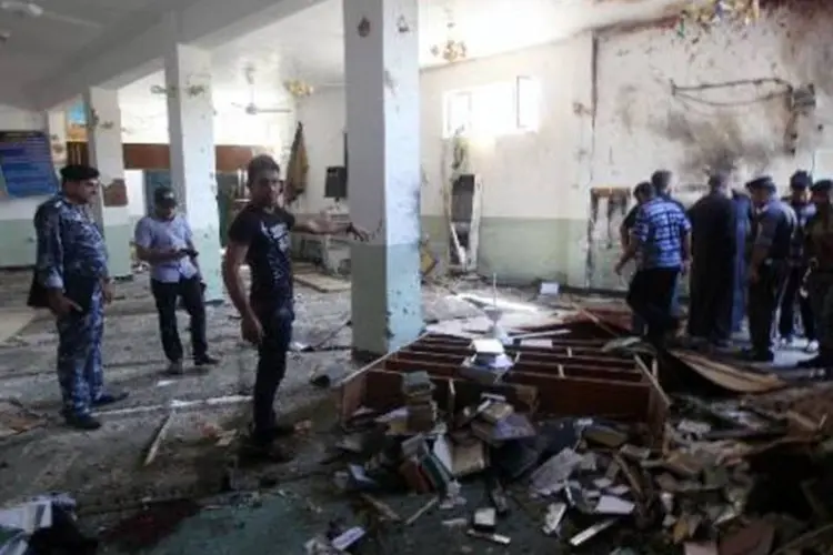 Curiosos observam os danos à mesquita: atentado matou onze de deixou 32 feridos (Amer Al-Saedi/AFP)