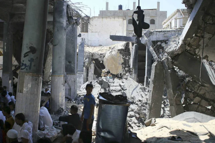 
	Palestinos em mesquita destru&iacute;da: acordo prev&ecirc; que negocia&ccedil;&otilde;es indiretas continuem
 (Ibraheem Abu Mustafa/Reuters)