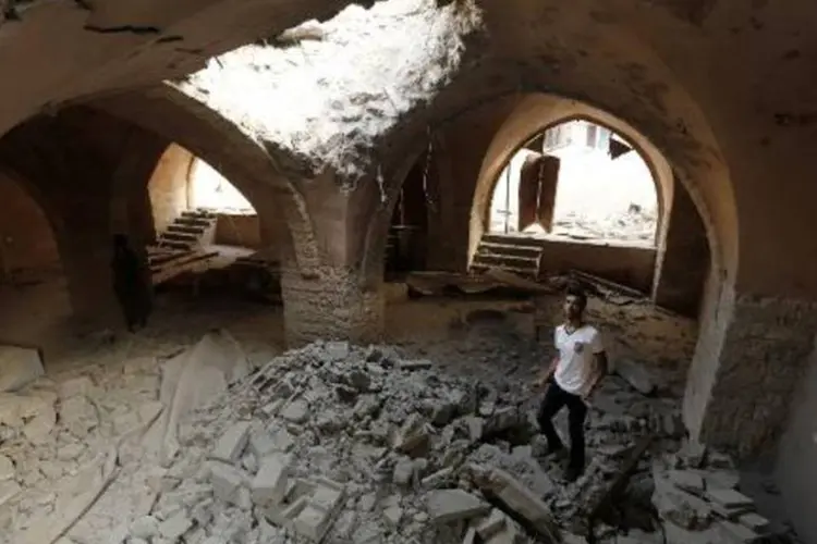 Morador de Jabalia observa a destruição na mesquita Al-Omari, na região de Gaza (Mohammed Abed/AFP)