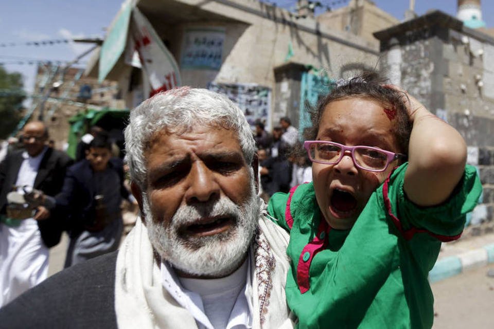 Suicidas atacam duas mesquitas no Iêmen e deixam 46 mortos