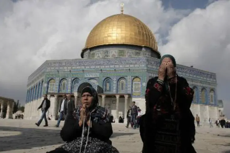 
	Palestinas rezam do lado de fora do Domo da Rocha, na mesquita de Al-Aqsa, em Jerusal&eacute;m
 (AFP)