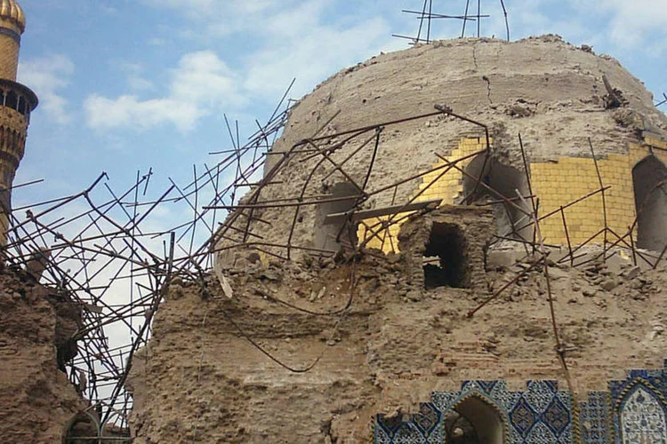 
	Ataque: um dos dois agressores detonou o cinto explosivo que levava junto ao corpo no interior do templo
 (Reuters)
