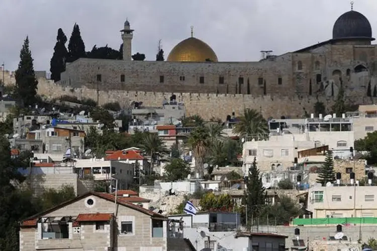Domo da Rocha e mesquita de Al-Aqsa são vistos a partir da região de Silwan, um distrito predominantemente palestino (Ammar Awad/Reuters)