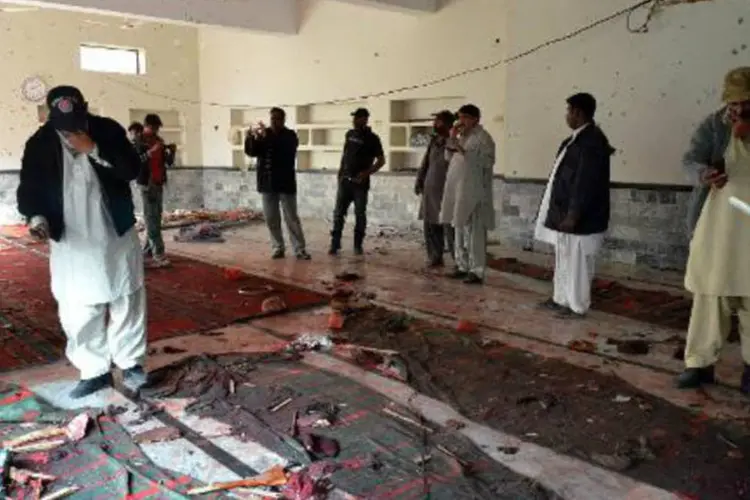 Seguranças inspecionam a mesquita atacada na cidade de Shikarpur, no Paquistão (Fida Hussain/AFP)
