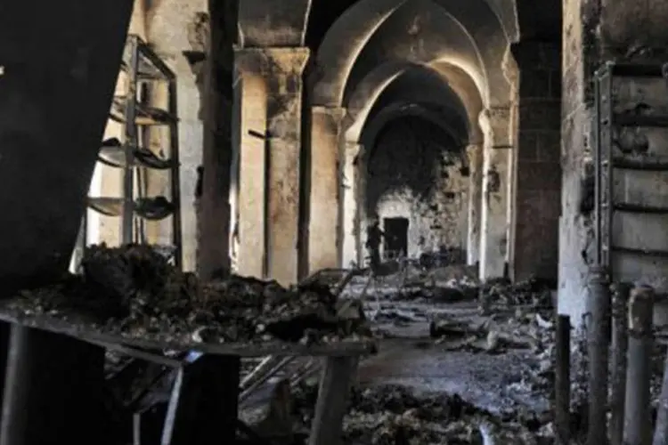 
	Interior destru&iacute;do da Grande Mesquita dos Om&iacute;adas: os tapetes estavam queimados e o piso estava coberto de c&aacute;psulas de balas
 (Tauseef Mustafa/AFP)