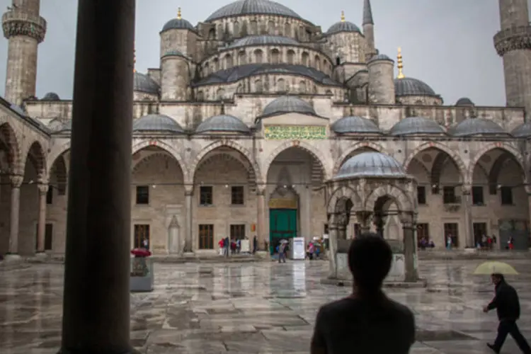 Turistas na Mesquita Azul, em Istambul: turismo é um dos principais itens que ajudam a financiar o déficit em conta corrente do governo turco, uma das suas principais fraquezas (Bloomberg)