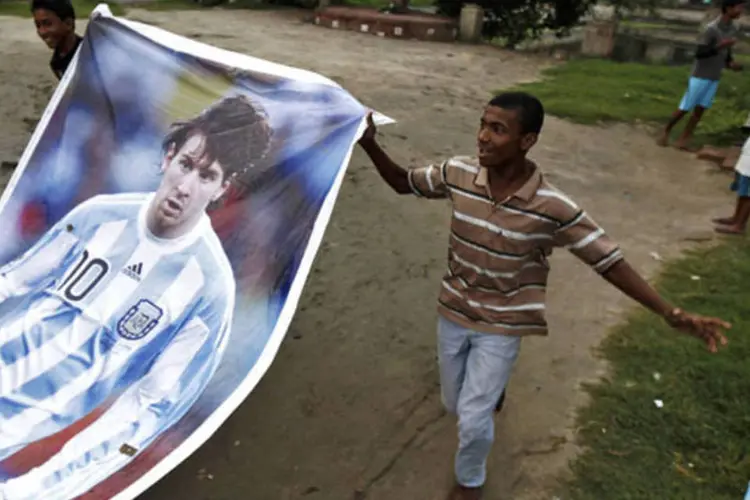 Torcedores indianos carregam cartaz com imagem do jogador Lionel Messi (Rupak De Chowdhuri / Reuters)