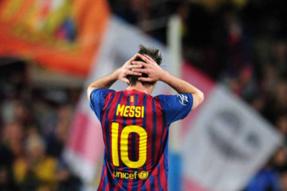 O argentino Lionel Messi lamenta a desclassificação do Barcelona da Champions League (Shaun Botterill/Getty Images)