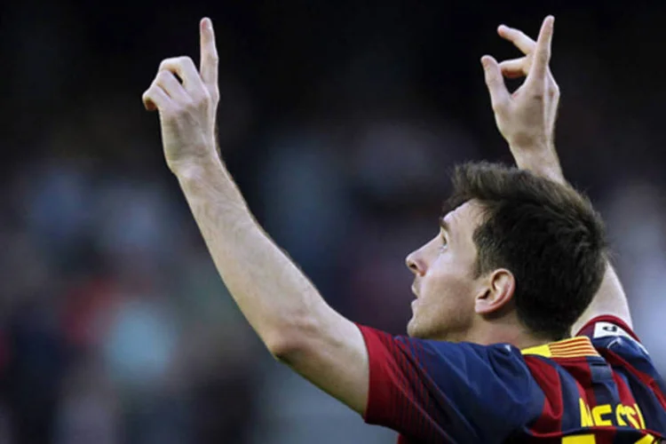 
	Lionel Messi comemora um dos gols marcados na partida contra Osasuna, que o coroou como o maior artilheiro do Barcelona, com 371 gols
 (REUTERS/Albert Gea)