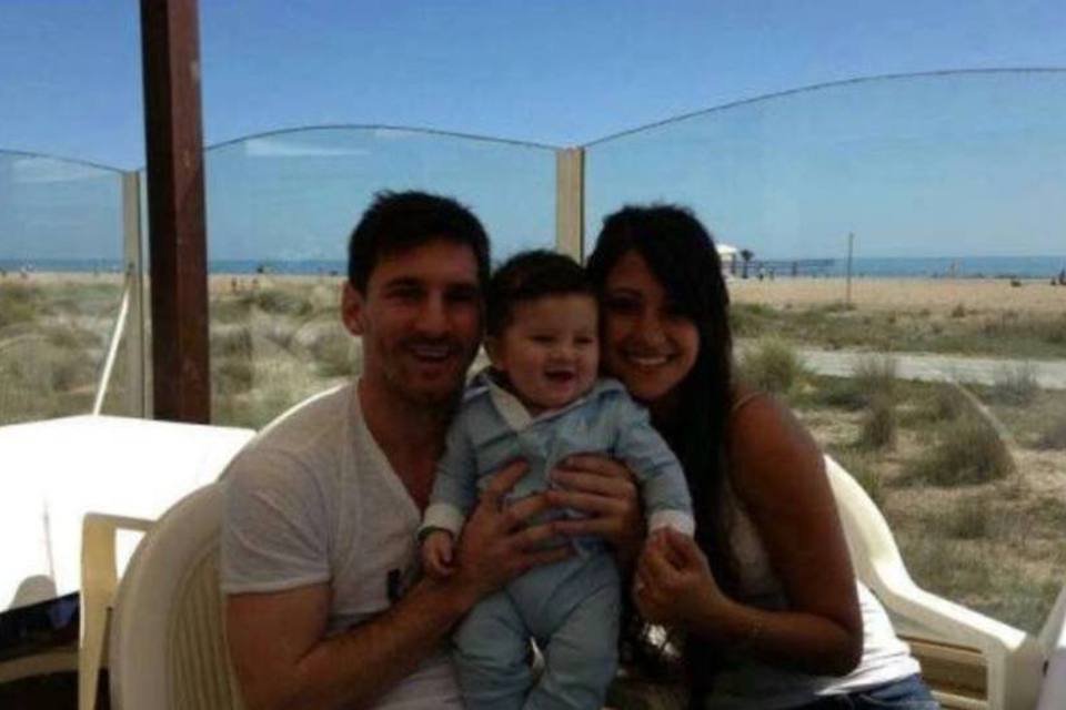 Messi apresenta seu filho Thiago nas redes sociais