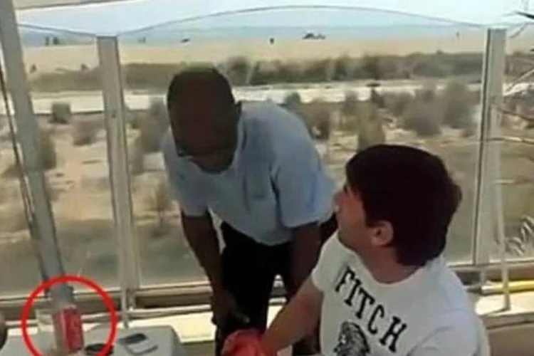 
	Messi tomando Coca-Cola: Embora a empresa ainda n&atilde;o tenha se manifestado a respeito, especula-se a possibilidade de que o jogador perca seu contrato milion&aacute;rio
 (Reprodução)