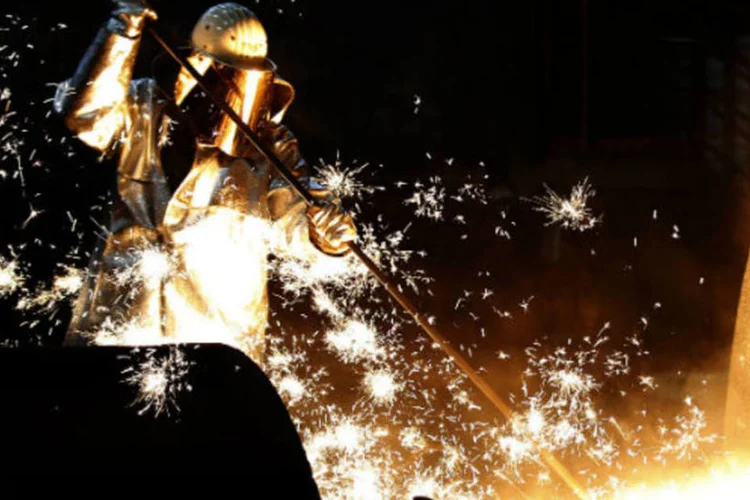 
	Trabalhador na f&aacute;brica da ThyssenKrupp: empresa est&aacute; tentando h&aacute; mais de um ano encontrar um comprador para unidades no Brasil e nos Estados Unidos, que causaram perdas
 (REUTERS / Ina Fassbender)