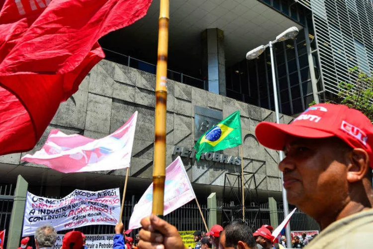 Metalúrgicos fazem protesto em frente à Petrobras, no Centro do Rio de Janeiro (Tânia Rêgo/ABr)