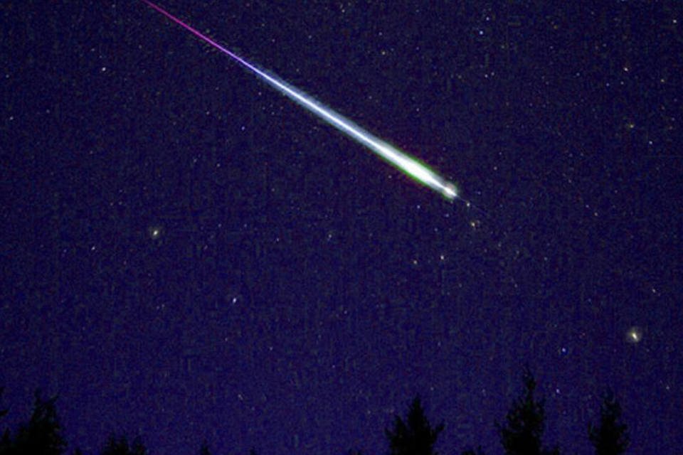 Um meteoro cai durante a chuva das Leonídeas de 2009