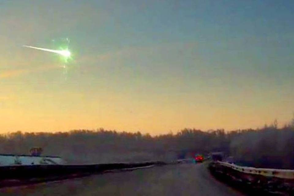 Vídeos mostram meteorito caindo na Rússia