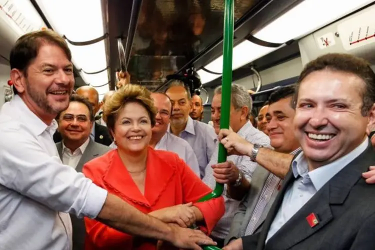 Dilma Rousseff durante cerimônia de inauguração das estações Chico da Silva e José de Alencar da linha sul do metrô de Fortaleza: Dilma embarcou na Estação Chico da Silva e percorreu um trecho subterrâneo até a Estação José de Alencar. (Roberto Stuckert Filho/PR)