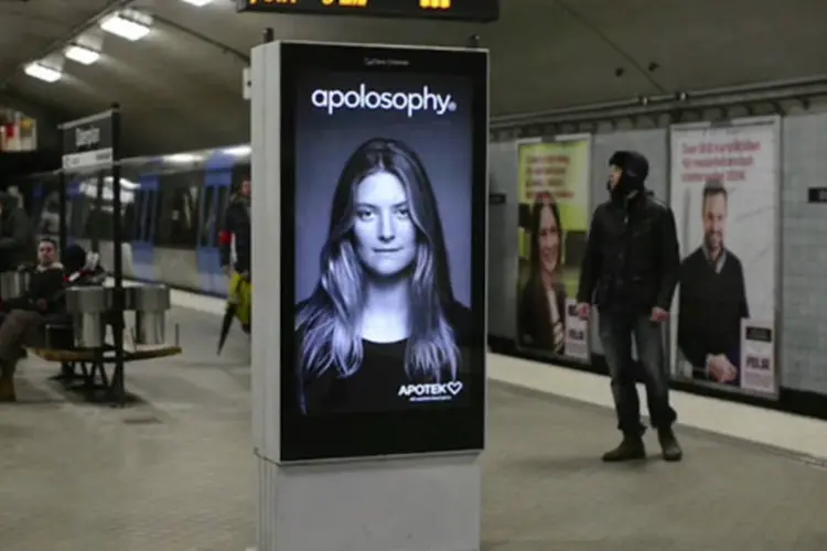 Painel no metrô de Estocolmo: sensores ultra-sônicos detectavam a proximidade da composição, acionando uma animação (Reprodução/YouTube)