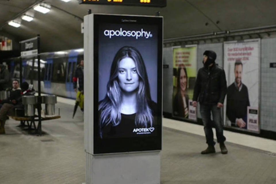 Anúncio de shampoo interage com a passagem de metrô