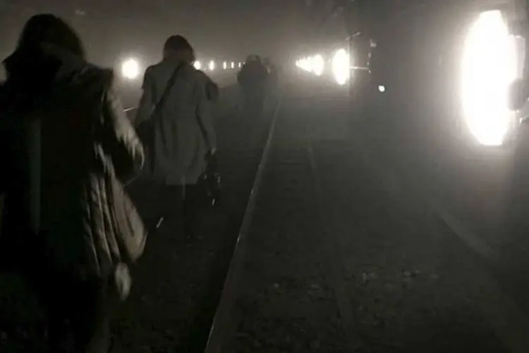 
	Passageiros caminham nos trilhos do metr&ocirc; ap&oacute;s explos&atilde;o: Justi&ccedil;a belga indiciou dois novos suspeitos por ataques terroristas.
 (@OSOSXE via Twitter/Reuters)