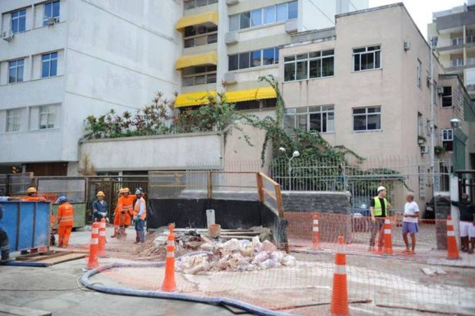 Cimento vaza de obra do metrô em Ipanema, no Rio