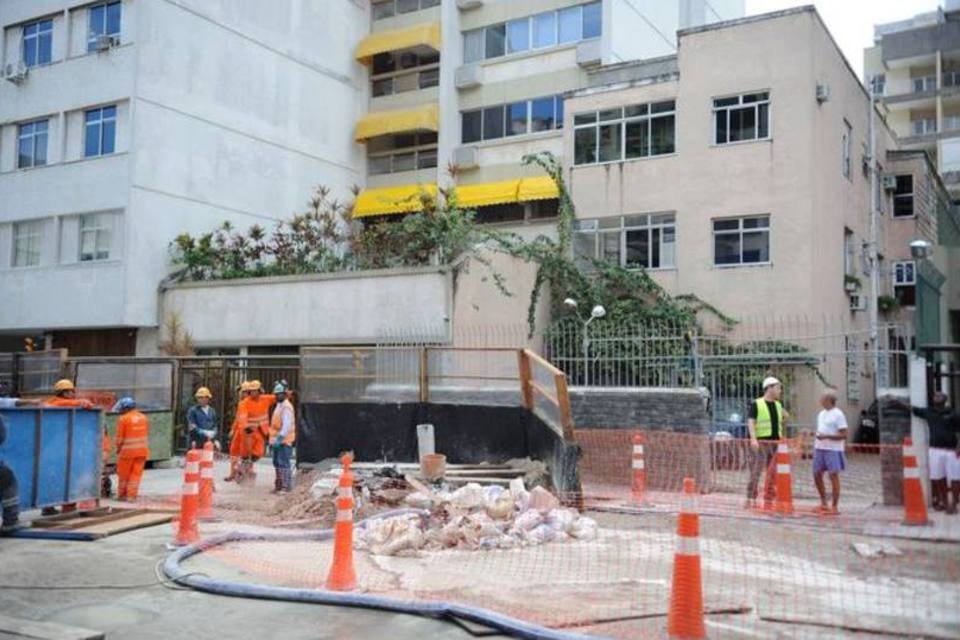 Cimento vaza de obra do metrô em Ipanema, no Rio