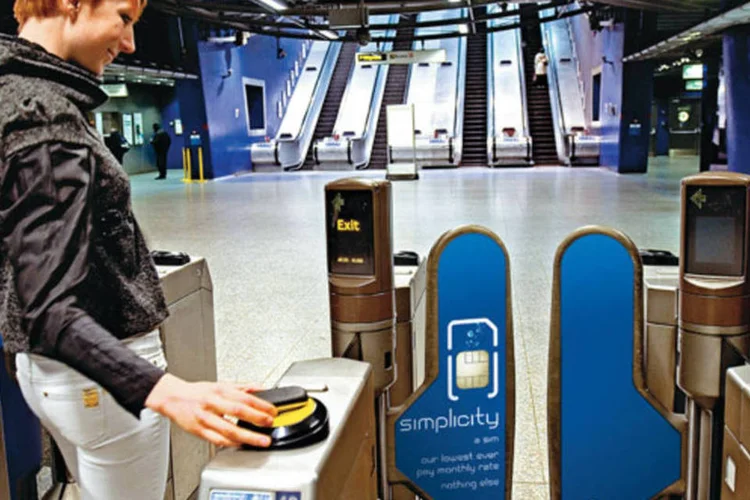 Teste no metrô londrino: os novos celulares terão chips que podem substituir todos os tipos de cartão
