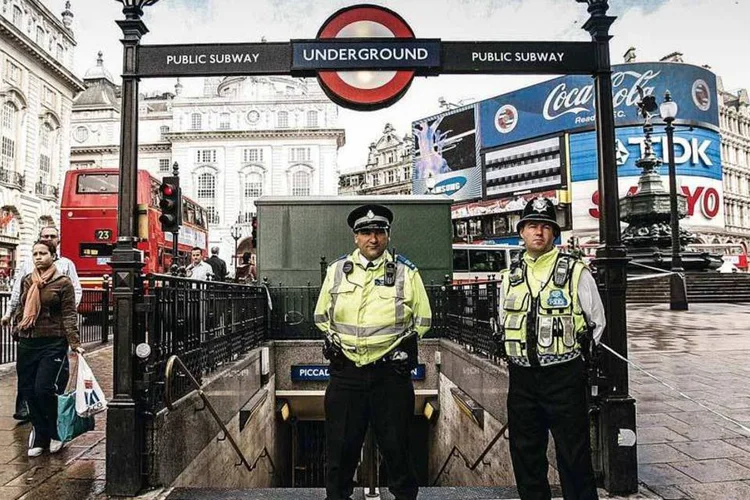 
	Pol&iacute;cia de Londres: os agentes realizaram batidas em sete im&oacute;veis de Luton, que fica a 51 quil&ocirc;metros da capital brit&acirc;nica
 (Shaun Curry/AFP Photo)